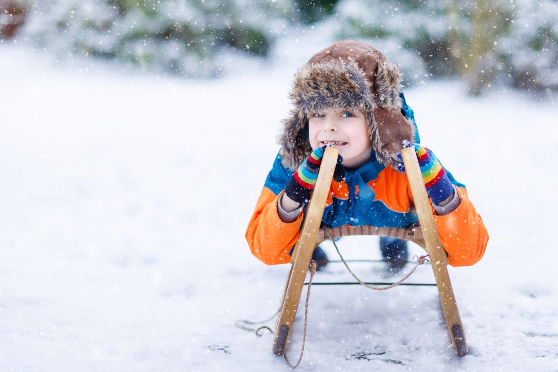 Little kid boy enjoying sleigh ride during snowfall. Happy preschool kid riding on vintage sledge. Child play outdoors with snow. Active fun for family Christmas vacation in winter Einzigartige finnische Männernamen: Ein Namens-Abenteuer im hohen Norden