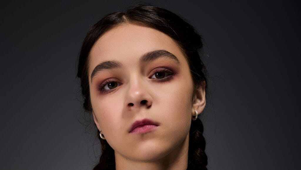 Dunkle Gothic Mädchennamen mit mystischer Atmosphäre, schwarzen Federn und Mondlicht